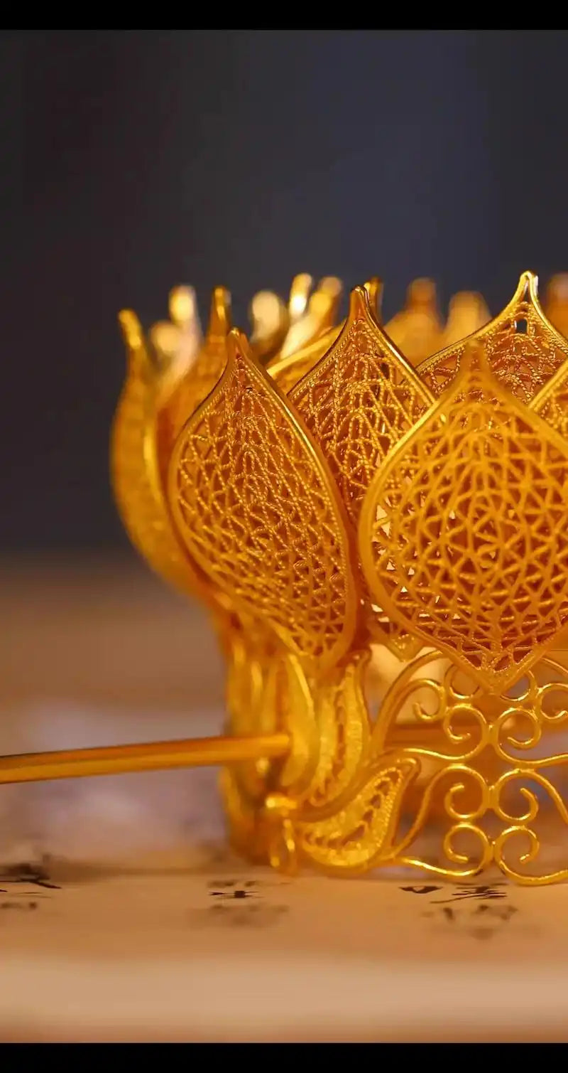 芙蓉冠 Hibiscus Crown — purple lotus-shaped Taoist ritual crown for Dongxuan rank priests