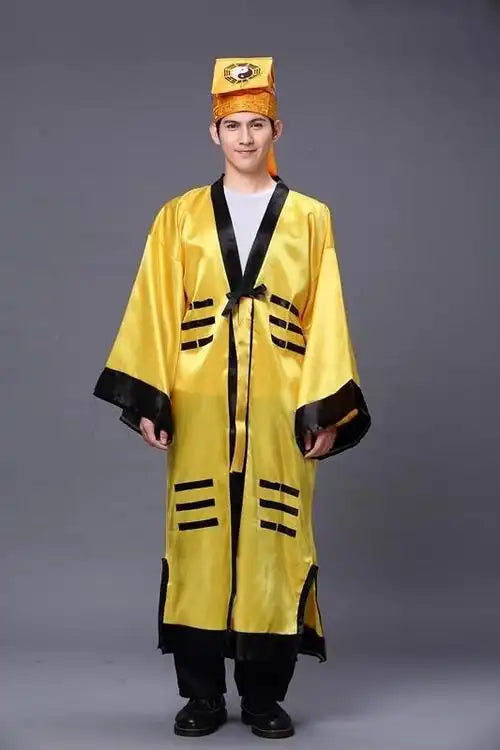 Yellow Crown (黄冠) — Taoist earth-element ceremonial crown worn by mid-rank priests in ritual vestment tradition