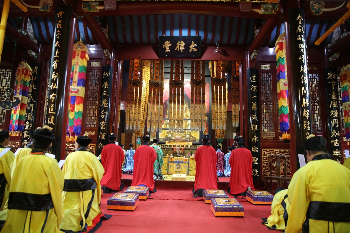 簪披 Hairpin and Cape — Zhengyi Taoist vestment accessories worn by ordained priests during ritual ceremonies