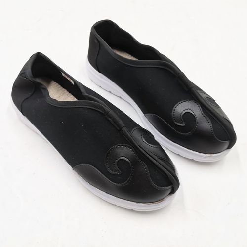 云鞋 Taoist cloud-embroidered ritual shoes worn during formal Zhengyi ceremony