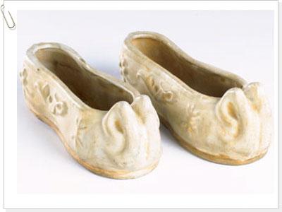 履舊 Ceremonial Shoes — Zhengyi Taoist formal footwear category including shoes and slippers worn during ritual ceremonies