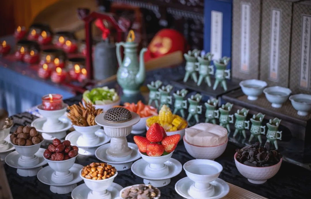 供养 Gong Yang — Taoist ritual offerings presented at the altar during Zhengyi ceremony, including incense, flowers, and food