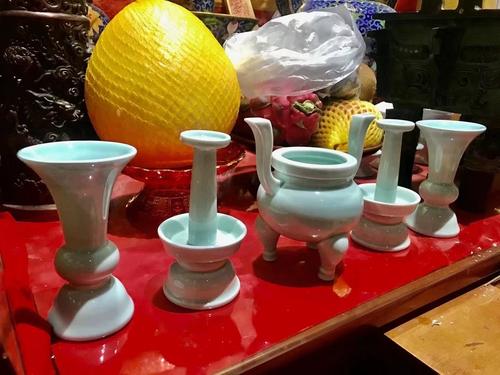 供具 Gòng Jù — consecrated Taoist offering vessels arranged for liturgical use