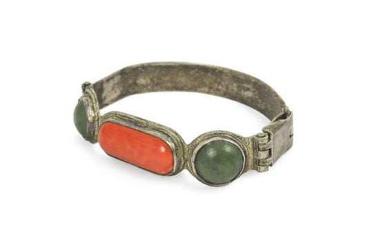 Cracked Jade Bracelet Omen in Woman's Dream