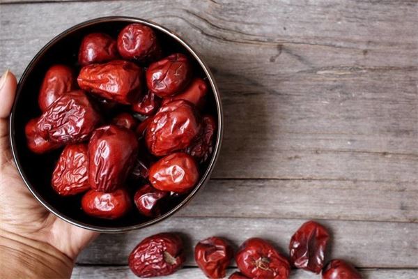 Married woman dreams of red dates — omen?