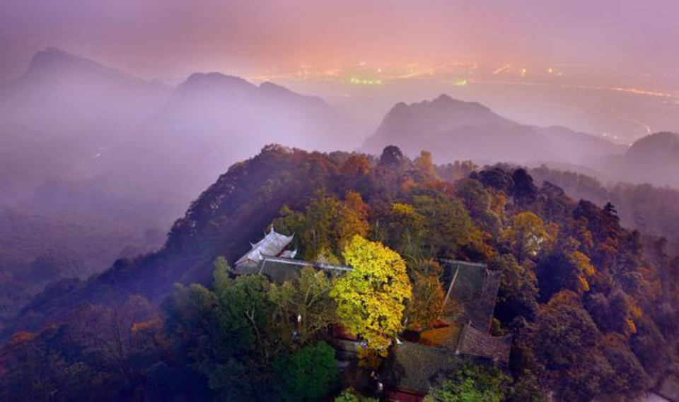 Qingcheng Mountain misty Taoist temple landscape ink painting