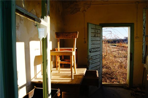 Omen - Dreaming of a Dilapidated Old House in Hometown