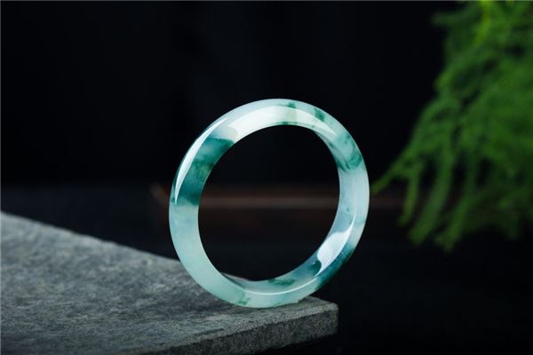 Omen - Married Woman Dreaming of a Jade Bracelet Breaks
