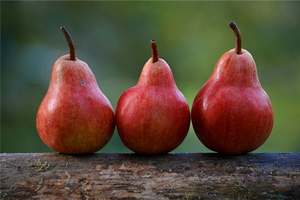 Omen of dreaming of someone giving you pears to eat