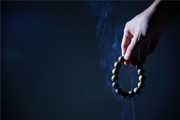 The Omen of Dreaming Prayer Beads Broke and Scattered