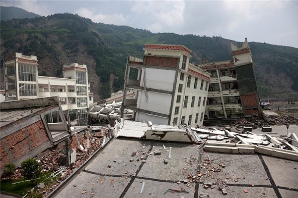 The Omen of Dreaming of House Shaking in an Earthquake