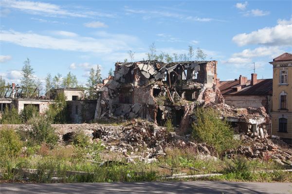 The Omen of Dreaming of One Own House Collapsing