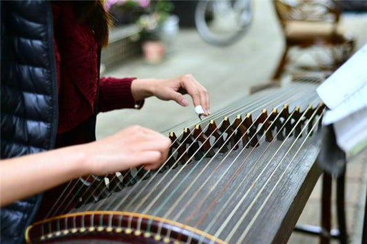 The Omen of Dreaming of Playing the Qin Bring?