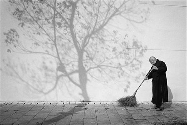 The Omen of Dreaming of Sweeping the Floor