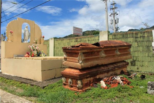 The Omen of Dreaming of Three Coffins