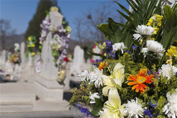The Omen of Dreaming of Tombs and Coffins