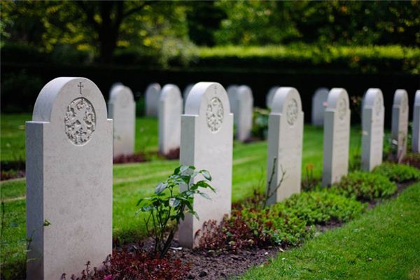 The Omen of Dreaming of Tombstones and Monuments