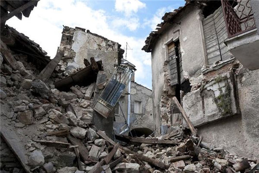 The Omen of Dreaming of a Building Collapsing