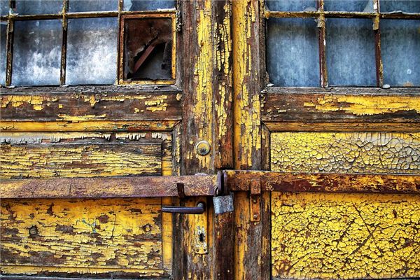 The Omen of Dreaming of a Damaged Wooden Door