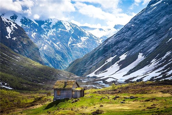 The Omen of Dreaming of a House Leaking