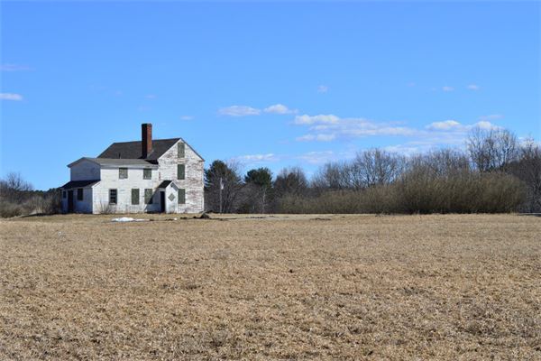 The Omen of Dreaming of a Shabby Yard and House