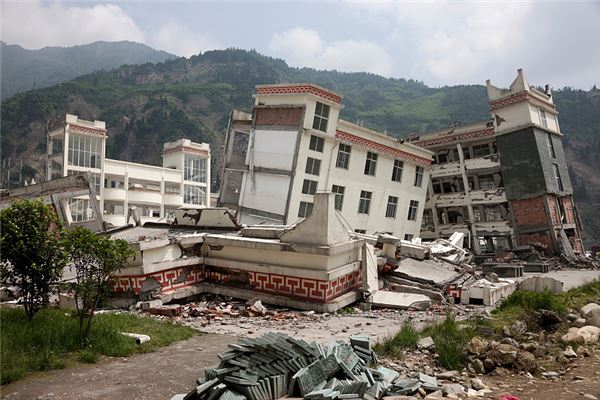 The Omen of a Shaking House in an Earthquake