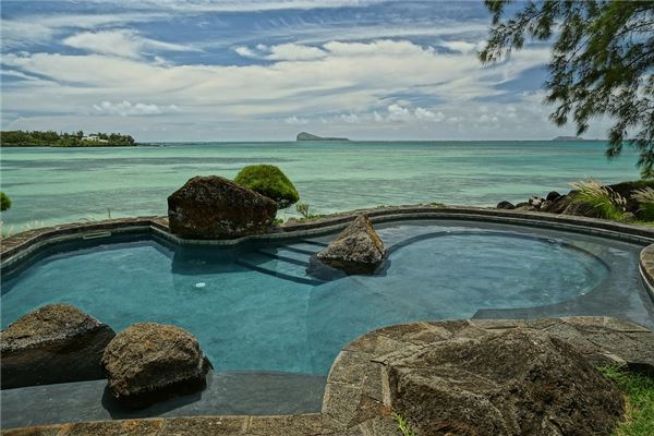The Omen of a Woman Dreaming of a Water Pool