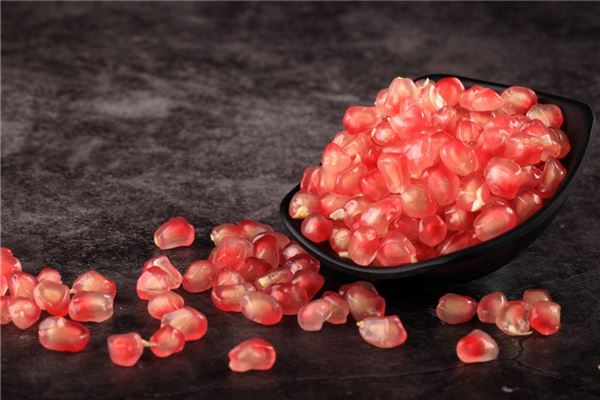 What Is the Omen of Dreaming of Eating Pomegranates?