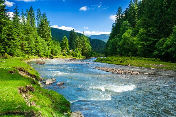 Woman Dreaming of Flowing River Water: Meaning and Signs