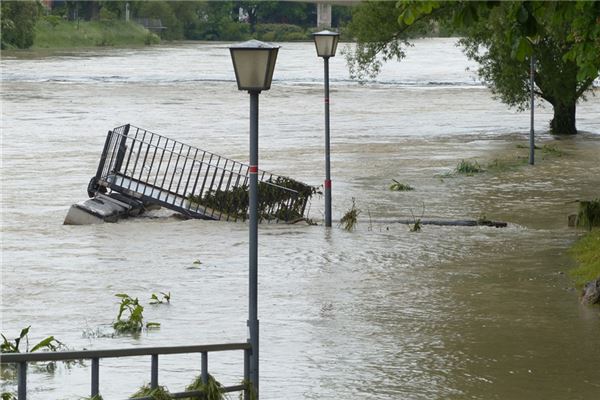 Woman Dreaming of a Great Flood: Signs and Meanings