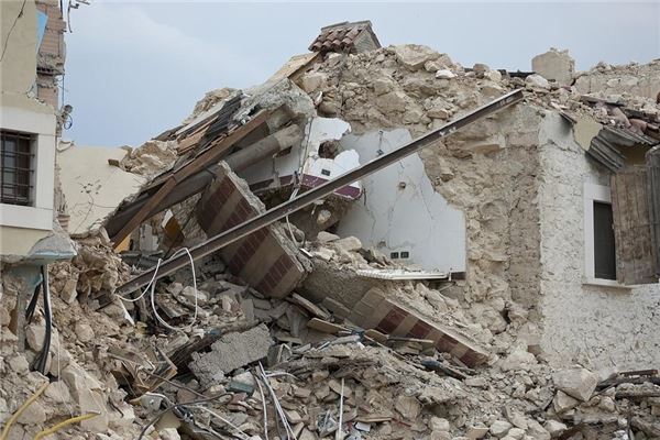 Woman Dreams of Parental House Collapse - Omen