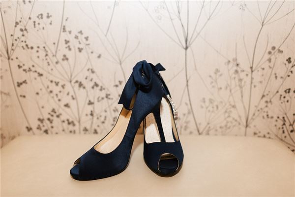 Woman Loses Shoes and Searches - Omen Meaning?