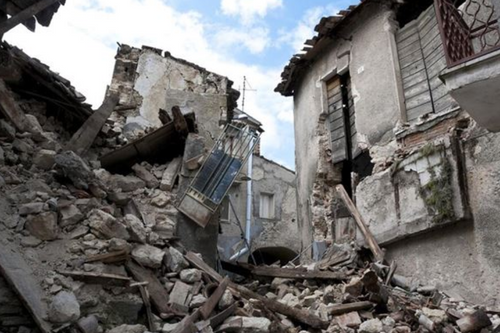 What is the omen when a woman dreams of a house collapsing?