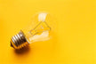 梦见灯泡不亮 Dreaming of a light bulb that won't turn on — Fire element dream illustration