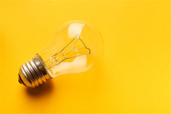 梦见灯泡不亮 Dreaming of a light bulb that won't turn on — Fire element dream illustration