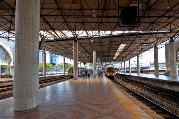 梦见火车站 — a dream of a train station platform at dusk, Water element symbolism