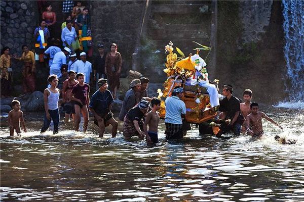 Dreaming of a Water Sacrifice 梦见水祭 — Zhou Gong dream interpretation