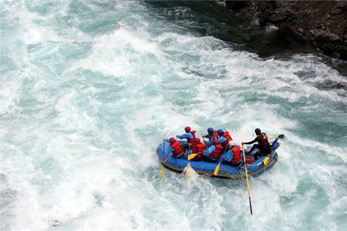 梦见过河被水冲走又没事 — dreaming of being swept away by a river current but surviving safely