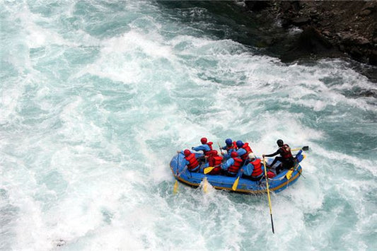 梦见过河被水冲走又没事 — dreaming of being swept away by a river current but surviving safely