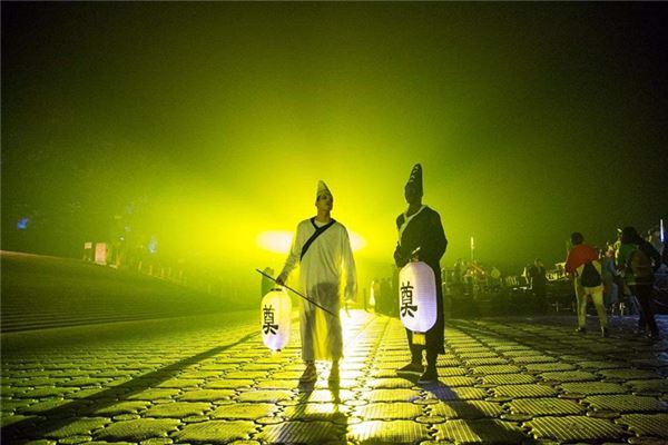 Dreaming of Hei Bai Wu Chang: What Does It Mean Before Death?