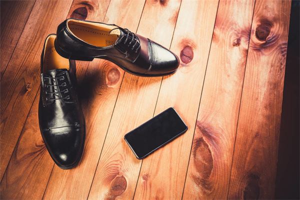 Dreaming of looking for shoes to wear 梦见找鞋子穿 — Chinese dream interpretation illustration