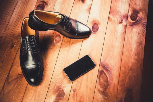 Dreaming of looking for shoes to wear 梦见找鞋子穿 — Chinese dream interpretation illustration