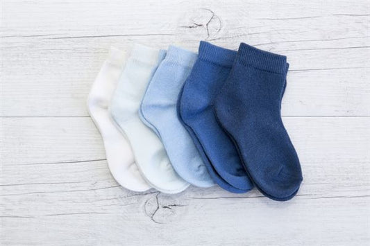 梦见找袜子 — dreaming of looking for socks, Chinese dream interpretation illustration