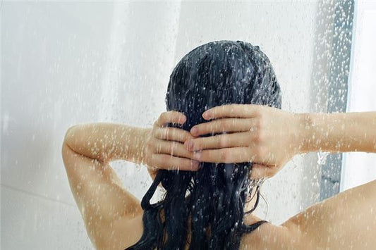 梦见洗澡 dreaming of taking a shower — water element dream illustration
