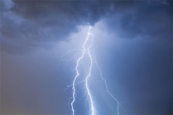 梦见自己家遭雷劈 — dream of lightning striking home, Wood element omen illustration