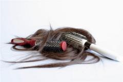 Girl Dreaming of a Thick Lock of Hair Falling Out: Five Elements Wood (木), auspicious omen. Auspicious in spring, inausp