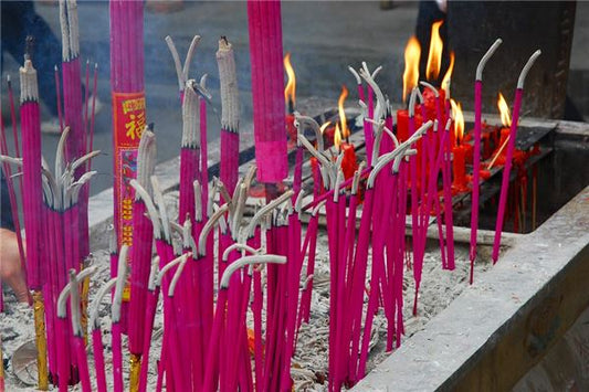 Married woman dreaming of burning incense at a temple - Fire element dream interpretation