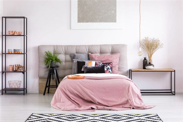 Married woman dreaming of folding bedding - Wood element dream interpretation