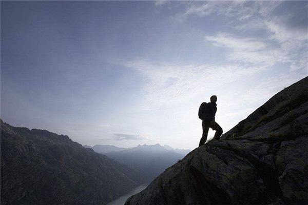 What is the omen of dreaming of climbing upward?
