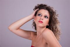 Woman Dreaming of Hair Falling Out in Handfuls: Omen: Five Elements Fire (火), auspicious omen. Auspicious in summer, ina